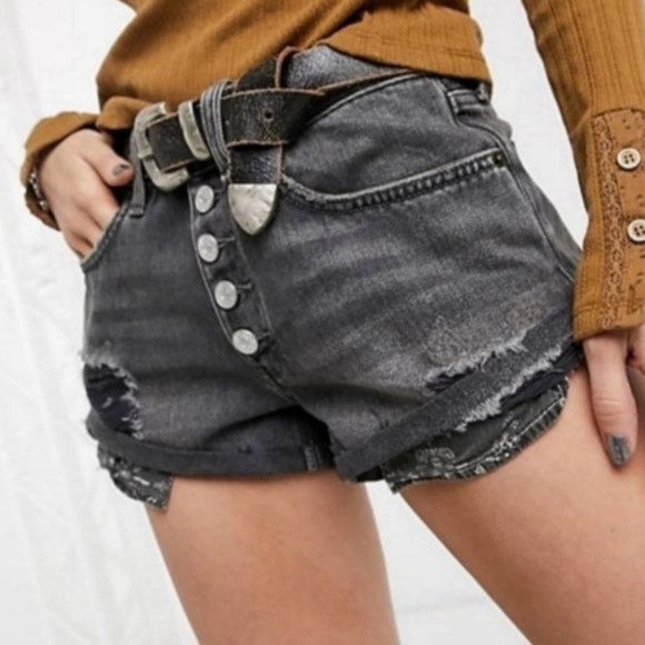 We the Free Black Denim Shorts Size 28 - Picture 2 of 8